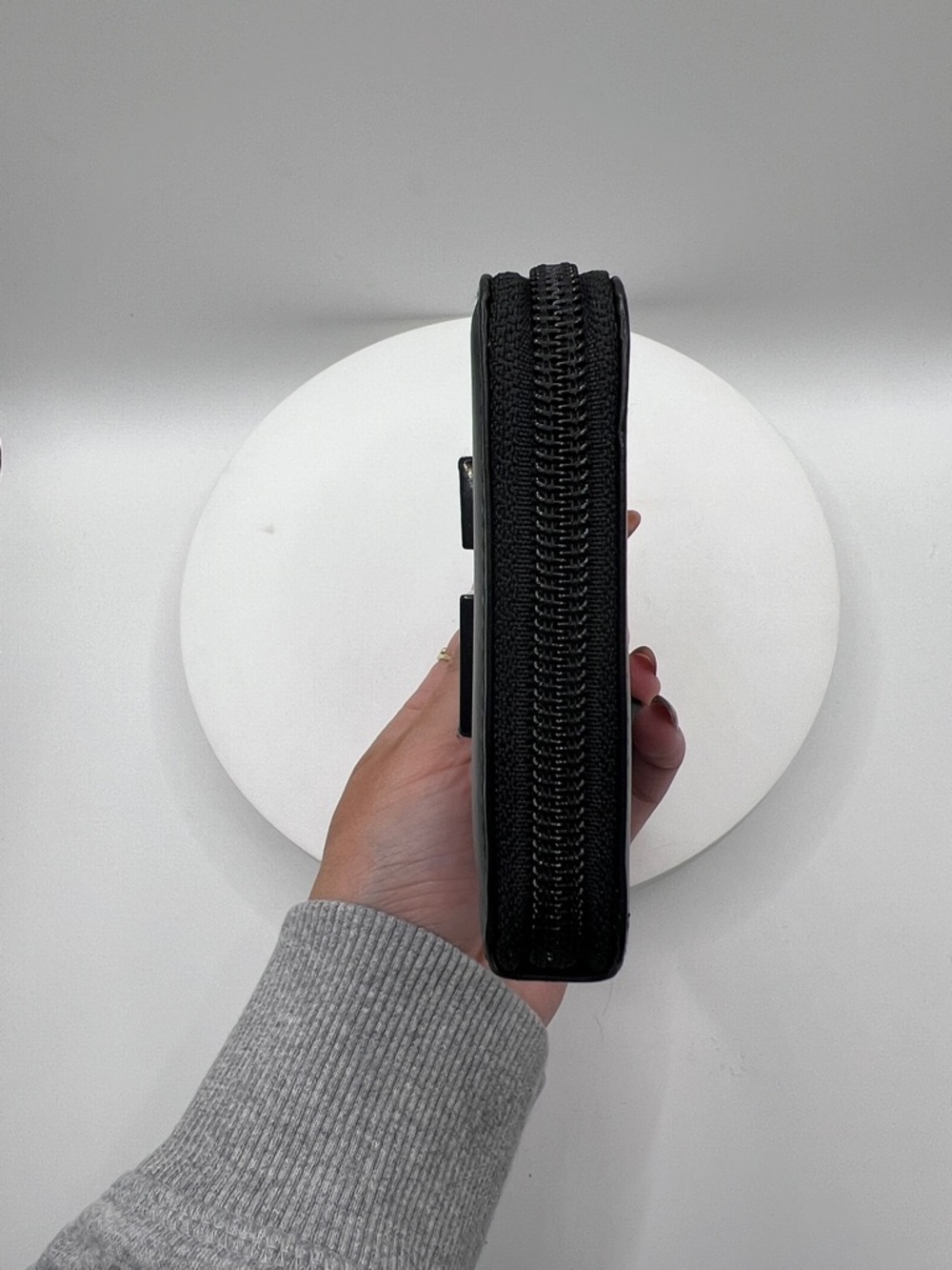 7050. Authentic Gucci Black Leather Zip Wallet with Glossy Logo. Made in Italy. - Picture 7 of 16